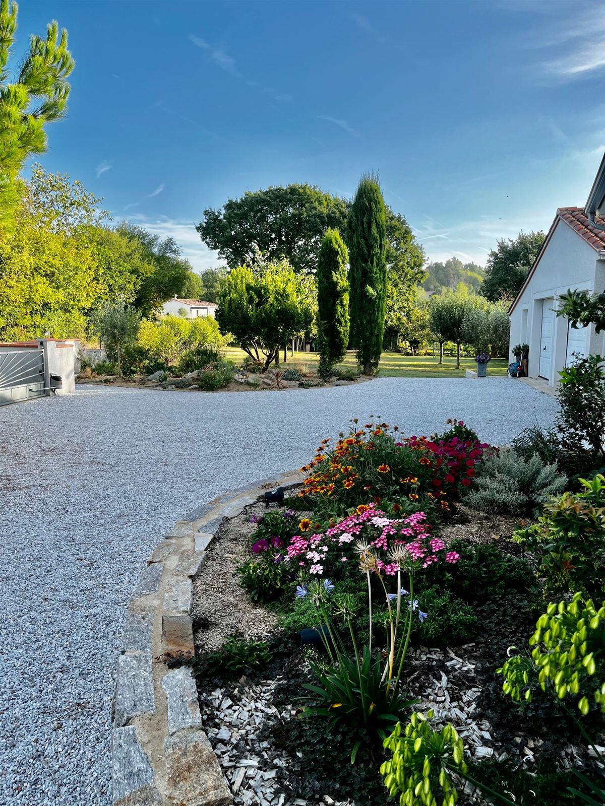 Blühender Garten und Weg des Gästezimmers in Arthès, bei Albi