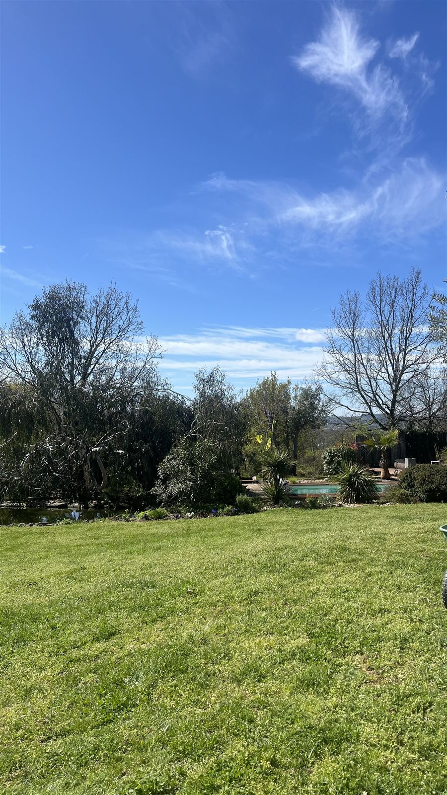 Garten und Pool von der Wiese aus gesehen, Gästezimmer in Arthès