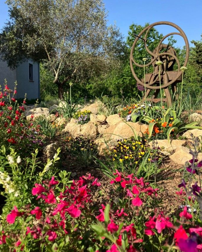 Blühender Garten und Steingarten des Gästezimmers in Arthès