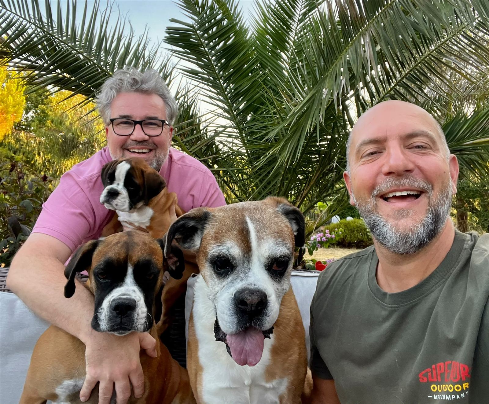 Marc & Fred mit ihren Hunden Babette, Saly und Ilou, Gästezimmer bei Albi