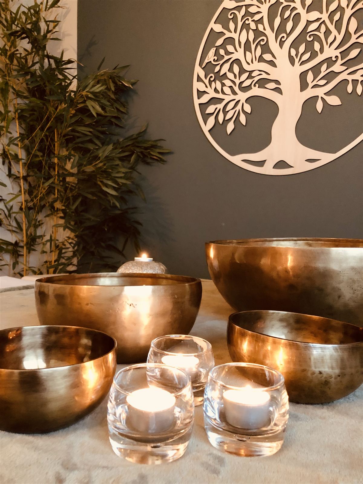 Klangschalenmassage bei Albi: Schalen und Kerzen, Zen-Atmosphäre