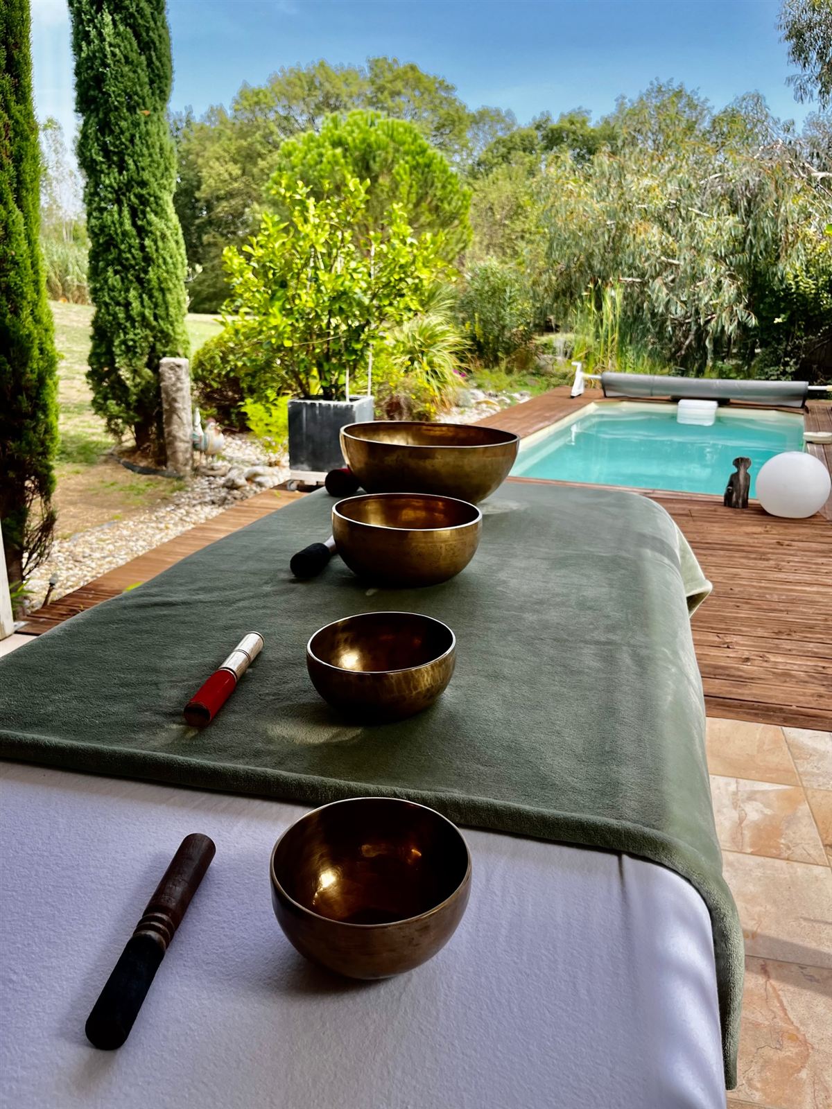 Klangschalenmassage in Arthès bei Albi, am Pool
