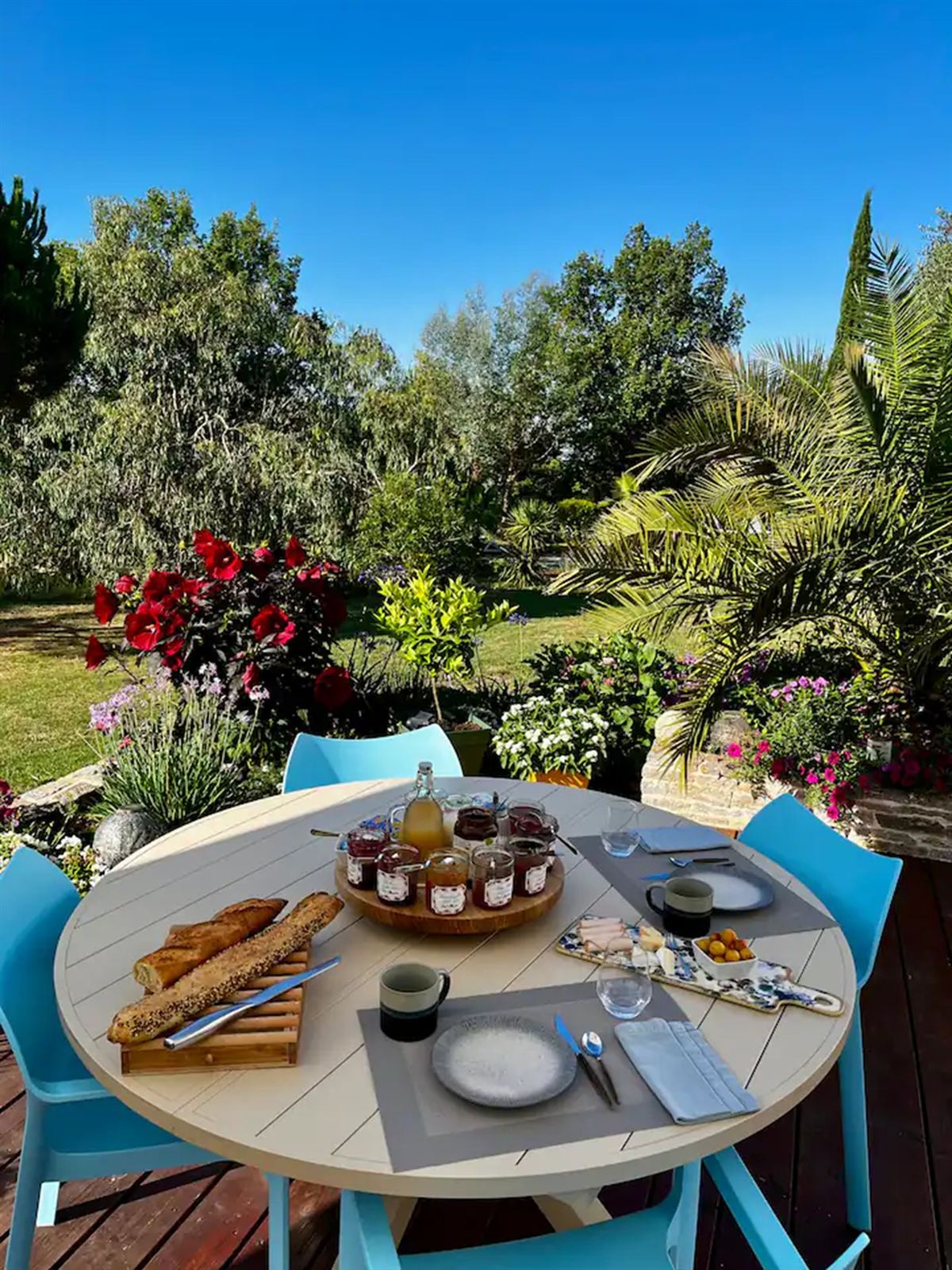 Hausgemachtes Frühstück im Garten serviert, Gästetisch bei Albi