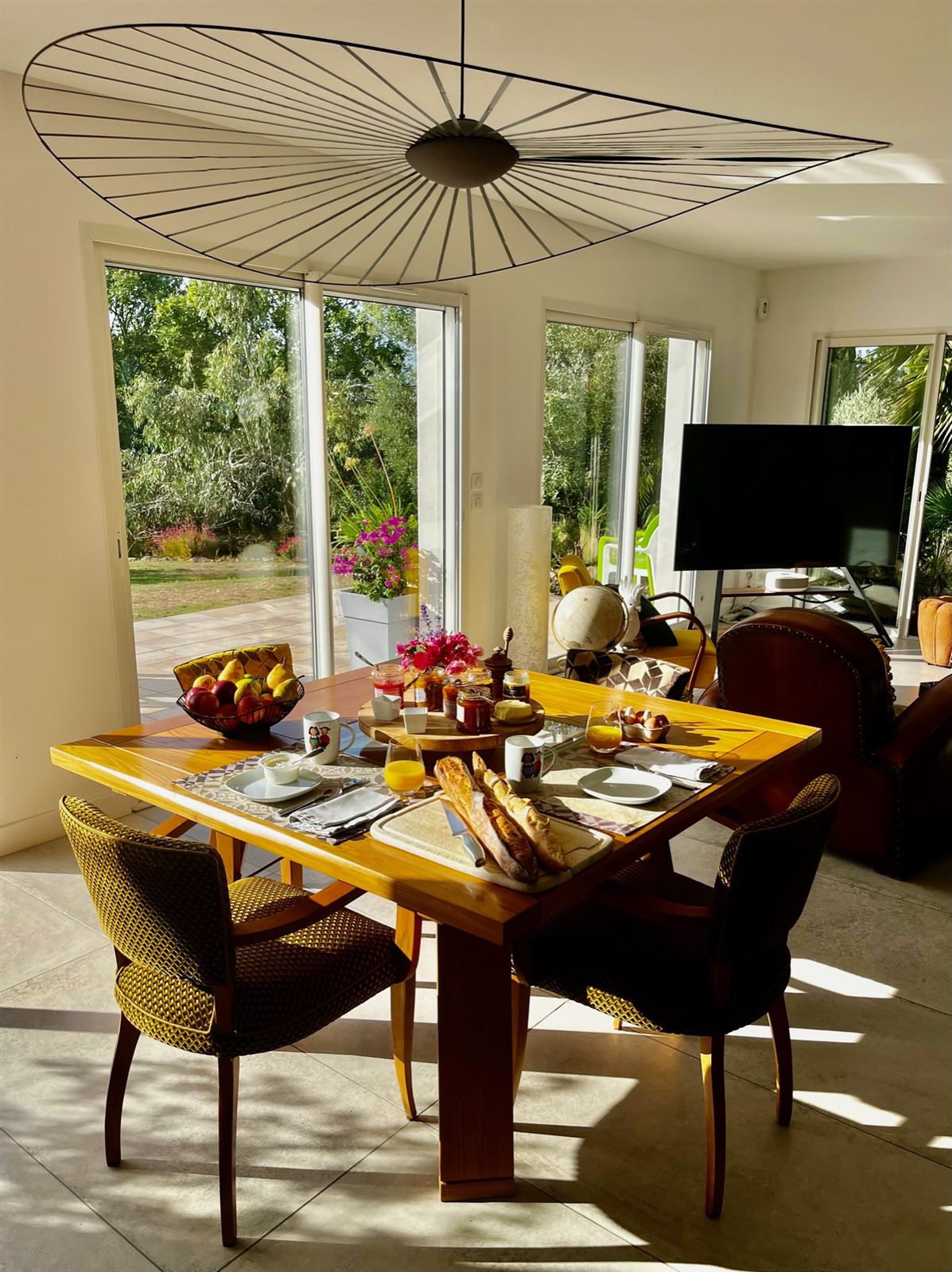Frühstückstisch mit Blick auf den Garten, Gästetisch in Albi